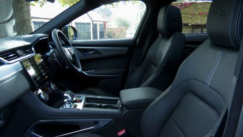 JAGUAR F-PACE DIESEL ESTATE 3.0 D300 R-Dynamic SE Black 5dr Auto AWD view 2