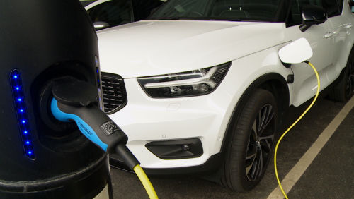 VOLVO XC40 ESTATE 1.5 T5 Recharge PHEV Ultimate Bright 5dr Auto view 4