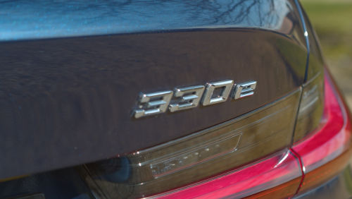 BMW 3 SERIES SALOON 330e xDrive M Sport 4dr Step Auto [Tech Pack] view 4