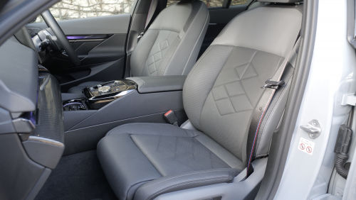BMW 5 SERIES SALOON 550e xDrive M Sport Pro 4dr Auto [Tech+/Comfort+] view 11