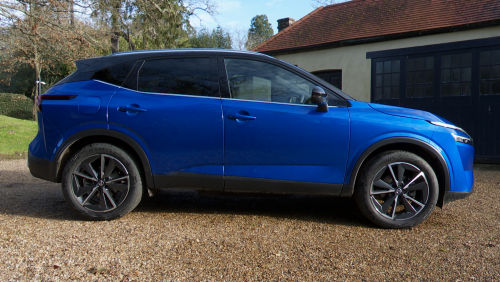 NISSAN QASHQAI HATCHBACK 1.3 DiG-T MH N-Connecta [Pan Roof] 5dr view 4