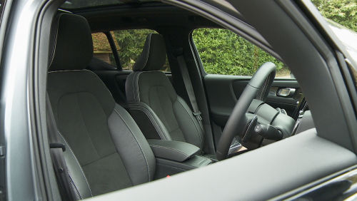 VOLVO XC40 ESTATE 2.0 B3P Core 5dr Auto view 3