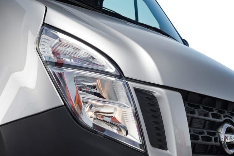 nissan interstar 2.0 dci 170ps acenta chassis cab detail view