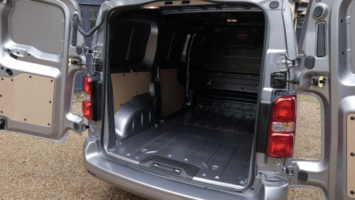 PEUGEOT e-EXPERT L1 100kW 75kWh Professional Van Auto view 6