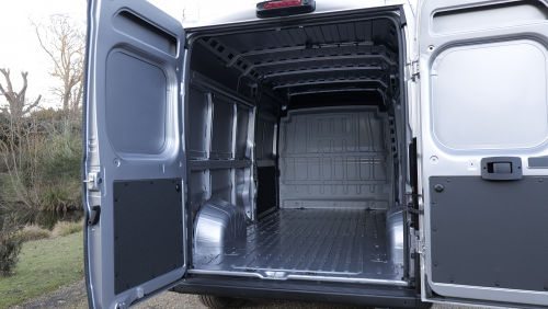 VAUXHALL MOVANO 3500 L3 DIESEL FWD 2.2 Turbo D 140 H2 Van Prime Auto view 16