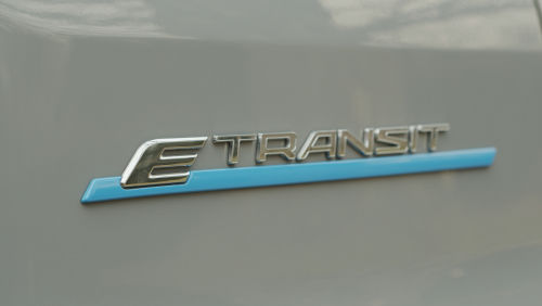 FORD E-TRANSIT 350 L4 RWD 135kW 68kWh Premium Dropside Auto view 8