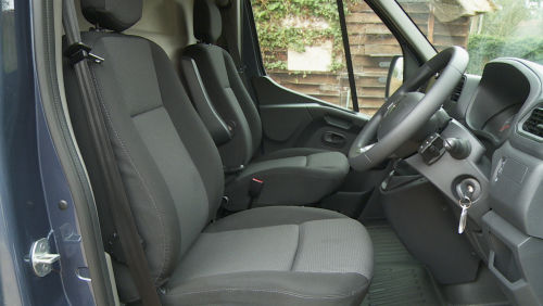 RENAULT MASTER MWB DIESEL FWD MM35 Blue dCi 150 Extra Medium Roof Van view 3